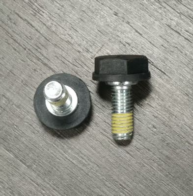 Изолированный болт для максимальной безопасности и долговечности деталей аккумуляторных батарей вилочных погрузчиков. Легко устанавливается и заменяется.