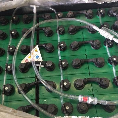Система автоматического полива и пополнения батареи быстрого вилочного погрузчика