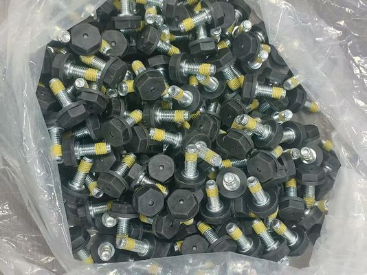 Изолированный болт для максимальной безопасности и долговечности деталей аккумуляторных батарей вилочных погрузчиков. Легко устанавливается и заменяется.